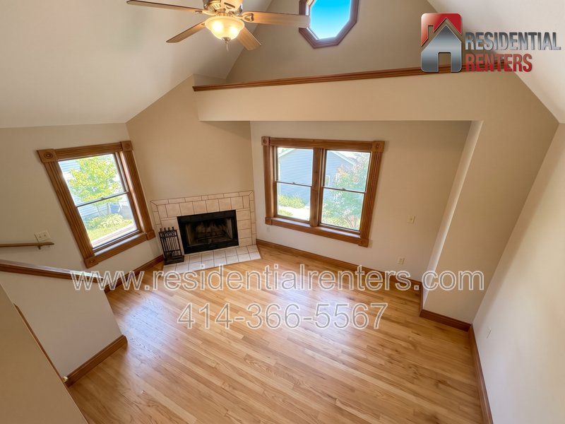 Bay View Bi-Level Upper, Vaulted Ceilings, Fireplace, Garage Parking & Pets Welcome! property image