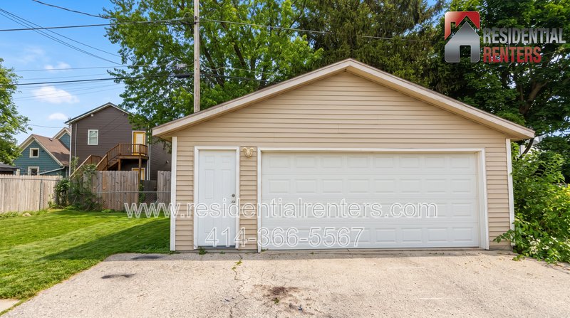 Bay View Bi-Level Upper, Vaulted Ceilings, Fireplace, Garage Parking & Pets Welcome! property image
